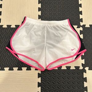 Nike dry, fit athletic shorts in white, black and pink size kids XL